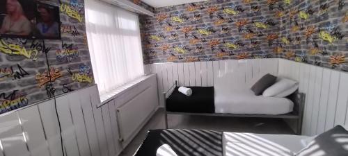 Walsall Apartamento | Ladbury House in Walsall, convenient location near the M6, Walsall Uni and Hospital, with free parking and easy access to Birmingham city centre, only 20 mins from NEC and Birmingham airport, 15 mins from Villa Park