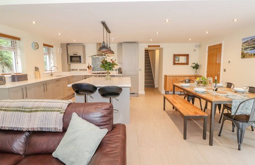 Thornthwaite Cabaña | LADSTOCK COTTAGE, pet friendly, with a garden in Braithwaite