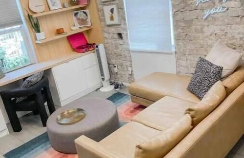 Roosevelt Apartamento | Lady Day’s Hideaway🧡 Downtown Arts district studio