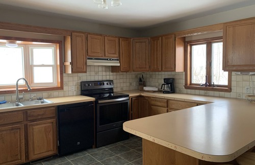 Cobleskill Casa | Lady Viola - Victorian w/ Balcony Hot Tub