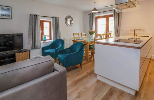 Parkham Cabaña | LADYBIRD REST, pet friendly, with open fire in Bideford