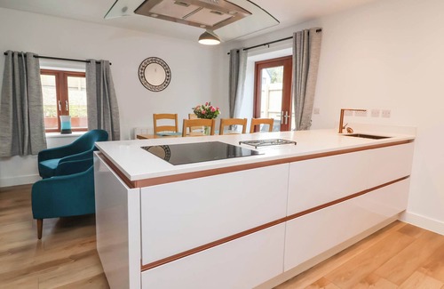 Parkham Cabaña | LADYBIRD REST, pet friendly, with open fire in Bideford
