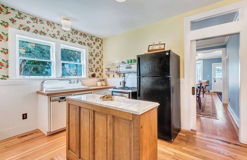 Prineville Casa | LaFollette - Restored Queen Anne cottage with vintage charm and modern amenities