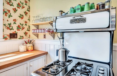 Prineville Casa | LaFollette - Restored Queen Anne cottage with vintage charm and modern amenities
