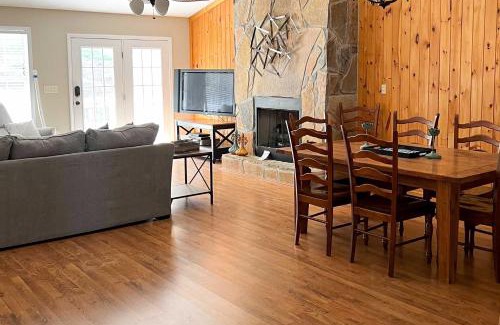 La Follette Casa | LaFollette Townhome with Deck and Norris Lake Views!