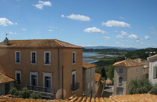 Bages Casa | Vista del estanque y el mar en el corazón del antiguo pueblo de Bages entre Narbona y Colliure