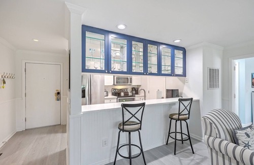 Isle of Palms Villa | Lagoon Villa 23 - Modern Villa Near Beach! Pool!