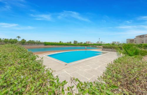 Shurtah al-Dakhlah Apartamento | Lagoonfront 3BR Apartment Cyan