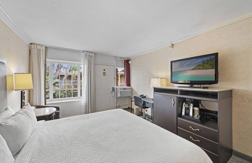 Laguna Beach Hotel | Laguna Paradise, Pool Access, steps from beaches!