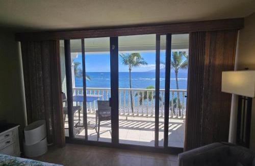 Historic Lahaina Front Street Apartamento | Lahaina Shores 413 · LS 413 Breathtaking Beachfront Remodeled St