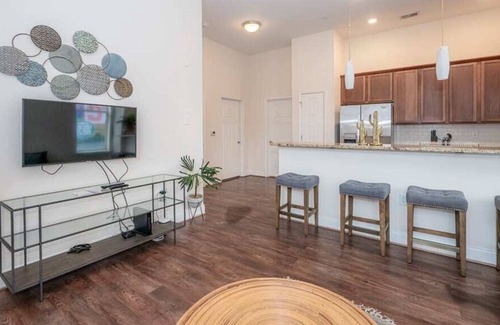 Plaza Midwood Apartamento | Laid-Back 1BR w/ Comfy Living Room and Bar