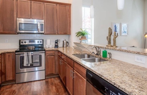 Plaza Midwood Apartamento | Laid-Back 1BR w/ Comfy Living Room and Bar