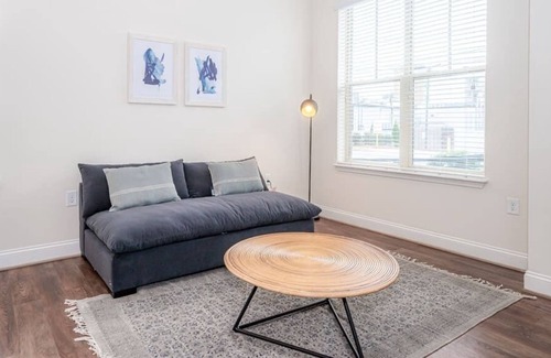 Plaza Midwood Apartamento | Laid-Back 1BR w/ Comfy Living Room and Bar