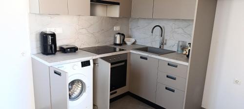 Liapades Apartamento | Lais Apartment in the old square of Liapades
