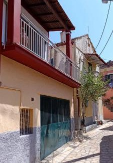 Liapades Apartamento | Lais Apartment in the old square of Liapades