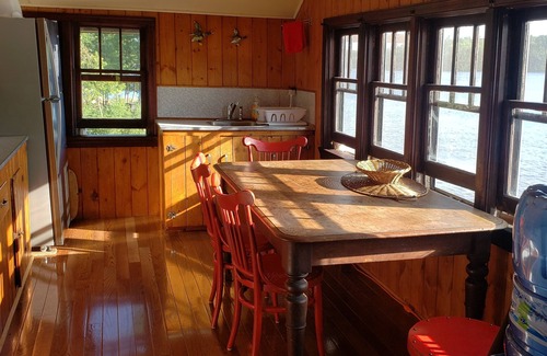Windermere Cabaña | Lake Rosseau Muskoka Cottage Rental 5 min from Windermere w boat/trailer parking