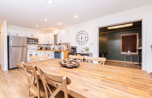Pocono Lake Chalet De Esquí | Lake access/Arcade/Hot Tub and A/C! The best Pocono community- book now!