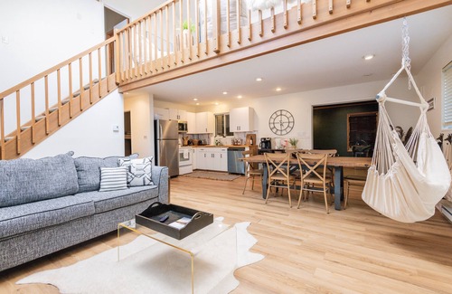 Pocono Lake Chalet De Esquí | Lake access/Arcade/Hot Tub and A/C! The best Pocono community- book now!