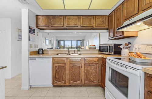 Mid Island Condominio | Lake Access, Community Pool, Tennis & Pickleball -Condo Lagoon Landing -Roelens