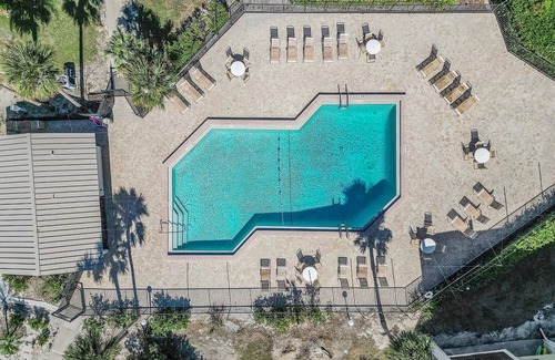 Mid Island Condominio | Lake Access, Community Pool, Tennis & Pickleball -Condo Lagoon Landing -Roelens