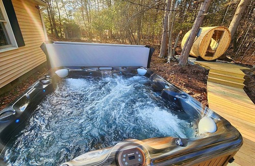 Loch Sheldrake Casa | Lake Access! Catskill Cozy Home- Hot Tub +Sauna