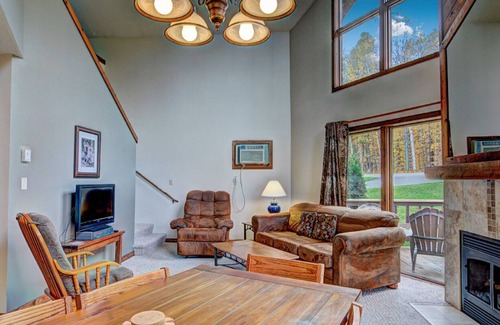 Phelps Condominio | Lake Access Condo in Eagle River w/ complimentary kayaks, canoes, and row boats.