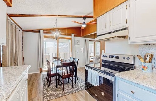 Lost Bridge Village Cabina | Lake Access Mountain view 3BHK Getaway w Deck Patio
