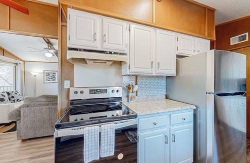 Lost Bridge Village Cabina | Lake Access Mountain view 3BHK Getaway w Deck Patio