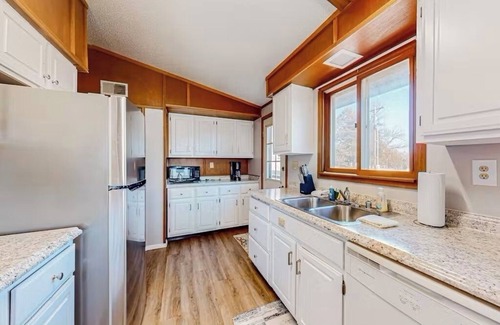 Lost Bridge Village Cabina | Lake Access Mountain view 3BHK Getaway w Deck Patio