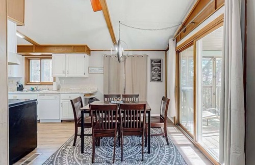 Lost Bridge Village Cabina | Lake Access Mountain view 3BHK Getaway w Deck Patio