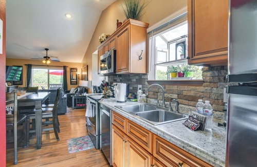 Indian Point Apartamento | Lake Access & Pool: Branson Condo - 2 Mi to Marina