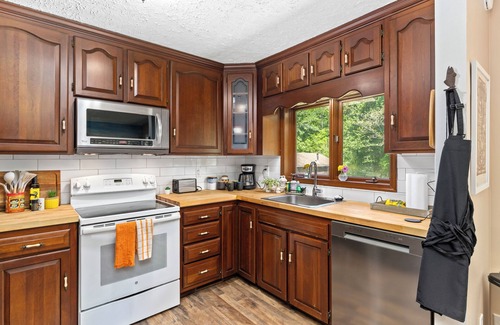 Livingston Casa | Lake Anna Rental-3min walk! Gated 3BR, covered game barn, king bed, fire pits