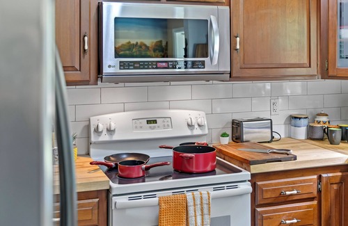 Livingston Casa | Lake Anna Rental-3min walk! Gated 3BR, covered game barn, king bed, fire pits