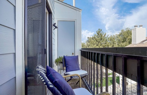 Highlands Condominio | Lake Arbor Penthouse Suite🐠Short walk to Arbor Lake, gym, dining and shopping!