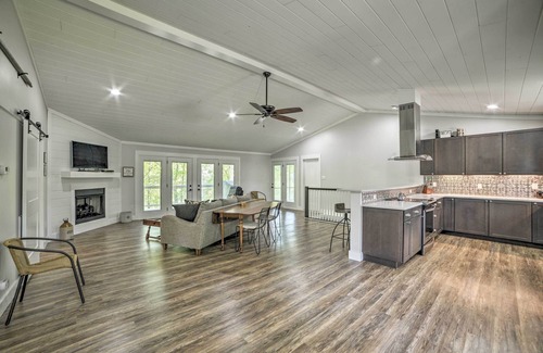Cadiz Casa | ¡NUEVO! Lake Barkley Home w / Sunroom, cubierta, muelle del barco!