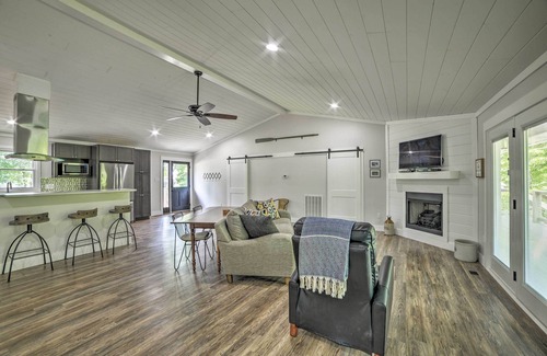 Cadiz Casa | ¡NUEVO! Lake Barkley Home w / Sunroom, cubierta, muelle del barco!