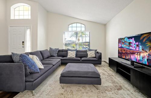 Lake Berkley Casa | Lake Berkley Home: Pool, Lakefront & near Disney