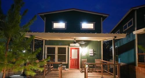 Bridgeport Casa | Lake Bridgeport Modern Hot Tub FirePit Sauna