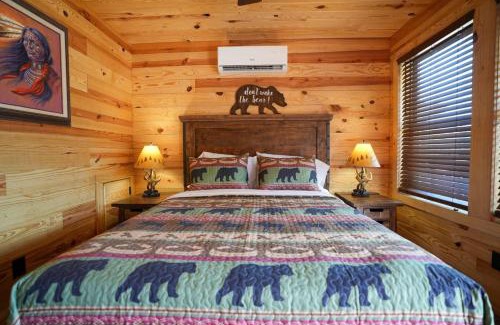 Bridgeport Casa | Lake Bridgeport - Spacious Cabin Hot Tub FirePit