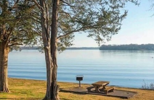 Gallatin Casa | Lake Cabin Near Avondale, Lake Access