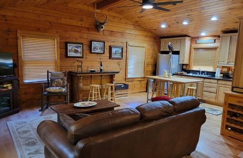 Paso Robles Cabina | Lake Cabin on 10acres w/ Seasonal Waterfront Views