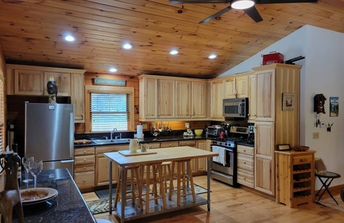 Paso Robles Cabina | Lake Cabin on 10acres w/ Seasonal Waterfront Views