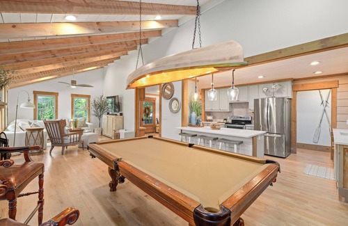 Buford Casa | Lake Cabin! Private Dock/Hot Tub/8 Beds/Pool Table/Ping Pong Table