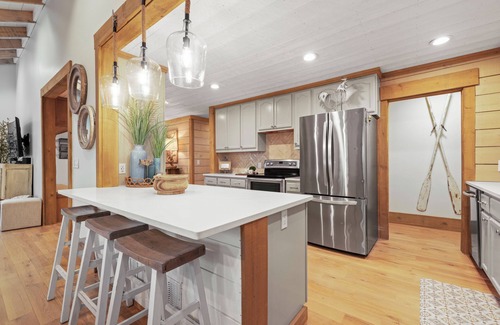 Buford Casa | Lake Cabin! Private Dock/Hot Tub/8 Beds/Pool Table/Ping Pong Table
