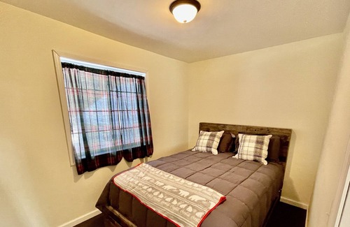 Fenwick Cabina | Lake Cabin with Deck, Dock & Beach On All Sports Long Lake