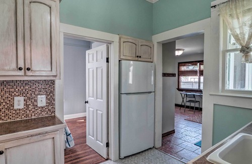 Lake Charles Cabaña | Lake Charles Cottage w/ Fireplace & Yard!