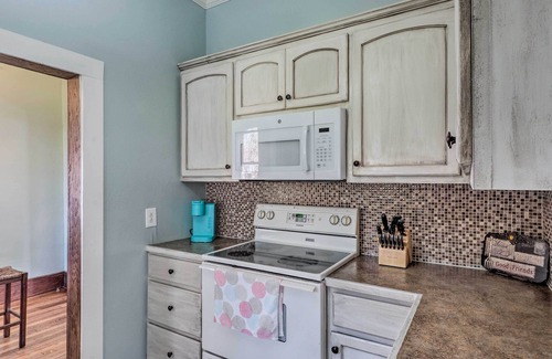 Lake Charles Cabaña | Lake Charles Cottage w/ Fireplace & Yard!