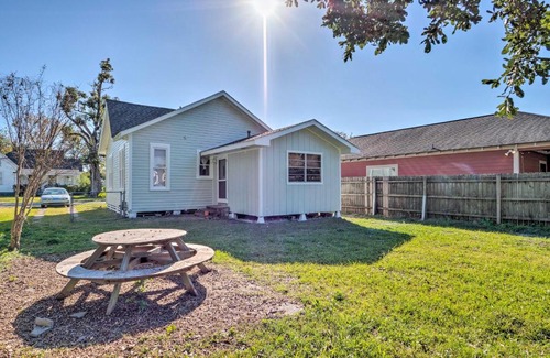 Lake Charles Casa | Lake Charles Cottage with Fireplace and Yard!