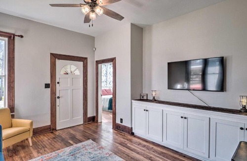 Lake Charles Casa | Lake Charles Cottage with Fireplace and Yard!