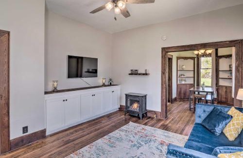 Lake Charles Casa | Lake Charles Cottage with Fireplace and Yard!